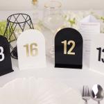 Numere de Masă din Plexiglas – Design Semioval Minimalist